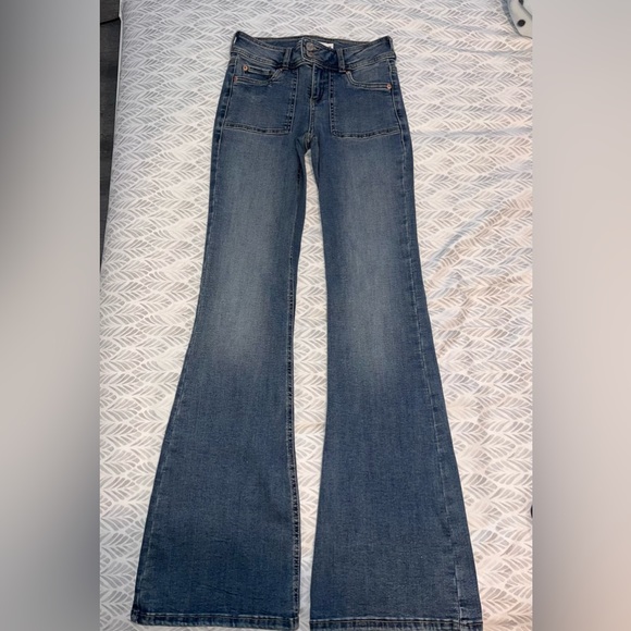 Garage Denim In Size 3. Unique button style with trendy flare cut! - Picture 4 of 4